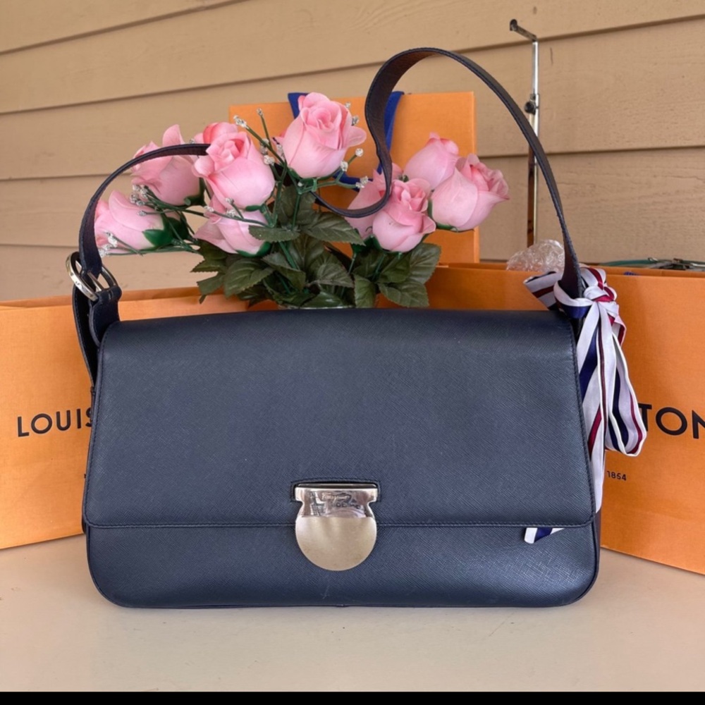 Authentic Salvatore ferregamo shoulder bag🖤🖤🖤💚💚💚🩷